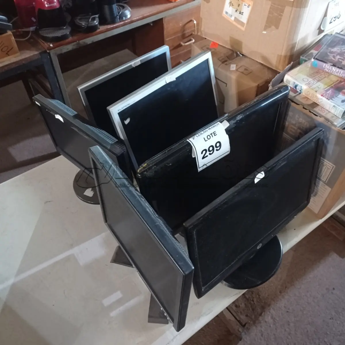 LOTE 299 - 06 MONITORES LCD MARCAS E MODELOS DIVERSOS. (NO ESTADO) ATENÇÃO! FAZER A VISITAÇÃO ANTES DE ARREMATAR, NÃO SABEMOS SE FUNCIONA. LEILÃO NÃO TEM GARANTIA E NEM DEVOLUÇÃO, SUJEITO A POSSÍVEIS AVARIAS VISÍVEIS/OCULTAS E/OU AUSÊNCIA DE COMPONENTES.