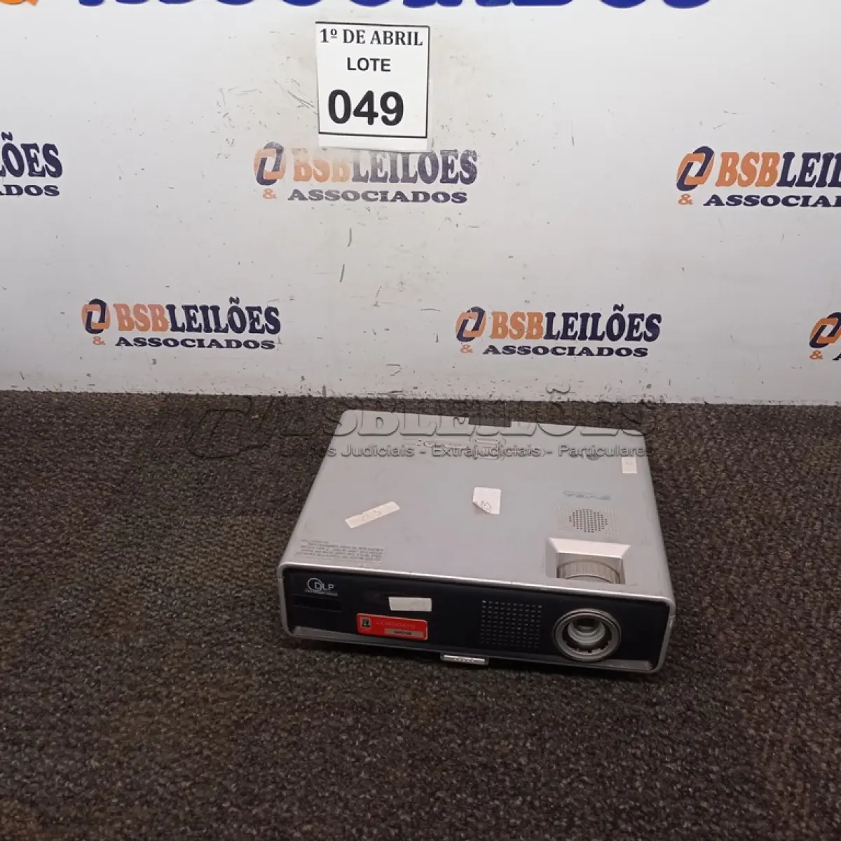 LOTE 049 - 01 PROJETOR LG. (NO ESTADO) ATENÇÃO! FAZER A VISITAÇÃO ANTES DE ARREMATAR, NÃO SABEMOS SE FUNCIONA. LEILÃO NÃO TEM GARANTIA E NEM DEVOLUÇÃO, SUJEITO A POSSÍVEIS AVARIAS VISÍVEIS/OCULTAS E/OU AUSÊNCIA DE COMPONENTES.
