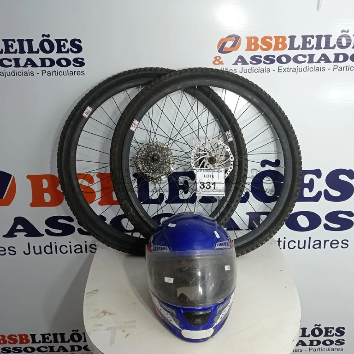 LOTE 331 - 02 RODAS DE BICICLETA COM DISCO DE FREIO E 01 CAPACETE PARA MOTO. (NO ESTADO) ATENÇÃO! FAZER A VISITAÇÃO ANTES DE ARREMATAR, NÃO SABEMOS SE FUNCIONA. LEILÃO NÃO TEM GARANTIA E NEM DEVOLUÇÃO, SUJEITO A POSSÍVEIS AVARIAS VISÍVEIS/OCULTAS E/OU AUSÊNCIA DE COMPONENTES.