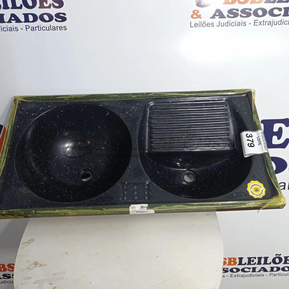 LOTE 379 - 01 TANQUE DE LAVAR ROUPAS C/02 CUBAS. (NOVO). (NO ESTADO) ATENÇÃO! FAZER A VISITAÇÃO ANTES DE ARREMATAR, NÃO SABEMOS SE FUNCIONA. LEILÃO NÃO TEM GARANTIA E NEM DEVOLUÇÃO, SUJEITO A POSSÍVEIS AVARIAS VISÍVEIS/OCULTAS E/OU AUSÊNCIA DE COMPONENTES.