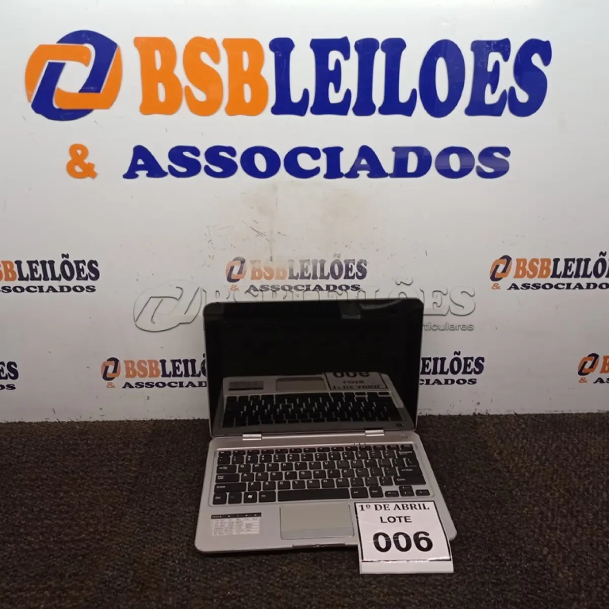 LOTE 006 - 01 NOTEBOOK SEM MARCA APARENTE MODELO 116ª. (NO ESTADO) ATENÇÃO! FAZER A VISITAÇÃO ANTES DE ARREMATAR, NÃO SABEMOS SE FUNCIONA. LEILÃO NÃO TEM GARANTIA E NEM DEVOLUÇÃO, SUJEITO A POSSÍVEIS AVARIAS VISÍVEIS/OCULTAS E/OU AUSÊNCIA DE COMPONENTES.