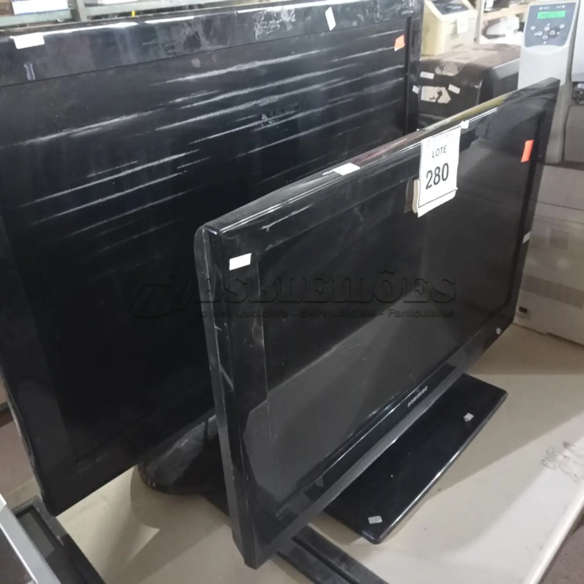 LOTE 280 - 02 TV’S COM AVARIAS (NO ESTADO) ATENÇÃO! FAZER A VISITAÇÃO ANTES DE ARREMATAR, NÃO SABEMOS SE FUNCIONA. LEILÃO NÃO TEM GARANTIA E NEM DEVOLUÇÃO, SUJEITO A POSSÍVEIS AVARIAS VISÍVEIS/OCULTAS E/OU AUSÊNCIA DE COMPONENTES.