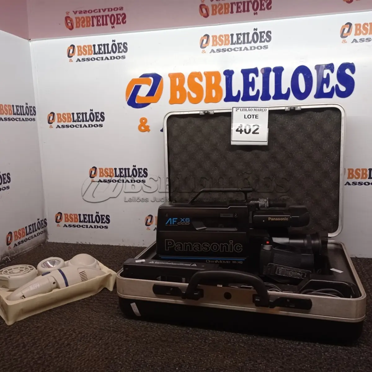 LOTE 402 - 01 FILMADORA MARCA PANASONIC C/MALETA E 01 MASSAGEADOR. (NO ESTADO) ATENÇÃO! FAZER A VISITAÇÃO ANTES DE ARREMATAR, NÃO SABEMOS SE FUNCIONA. LEILÃO NÃO TEM GARANTIA E NEM DEVOLUÇÃO, SUJEITO A POSSÍVEIS AVARIAS VISÍVEIS/OCULTAS E/OU AUSÊNCIA DE COMPONENTES.