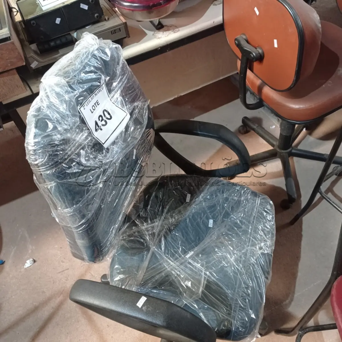 LOTE 430 -  01 CADEIRA GIRATÓRIA PARA ESCRITÓRIO. (NO ESTADO) ATENÇÃO! FAZER A VISITAÇÃO ANTES DE ARREMATAR, NÃO SABEMOS SE FUNCIONA. LEILÃO NÃO TEM GARANTIA E NEM DEVOLUÇÃO, SUJEITO A POSSÍVEIS AVARIAS VISÍVEIS/OCULTAS E/OU AUSÊNCIA DE COMPONENTES.