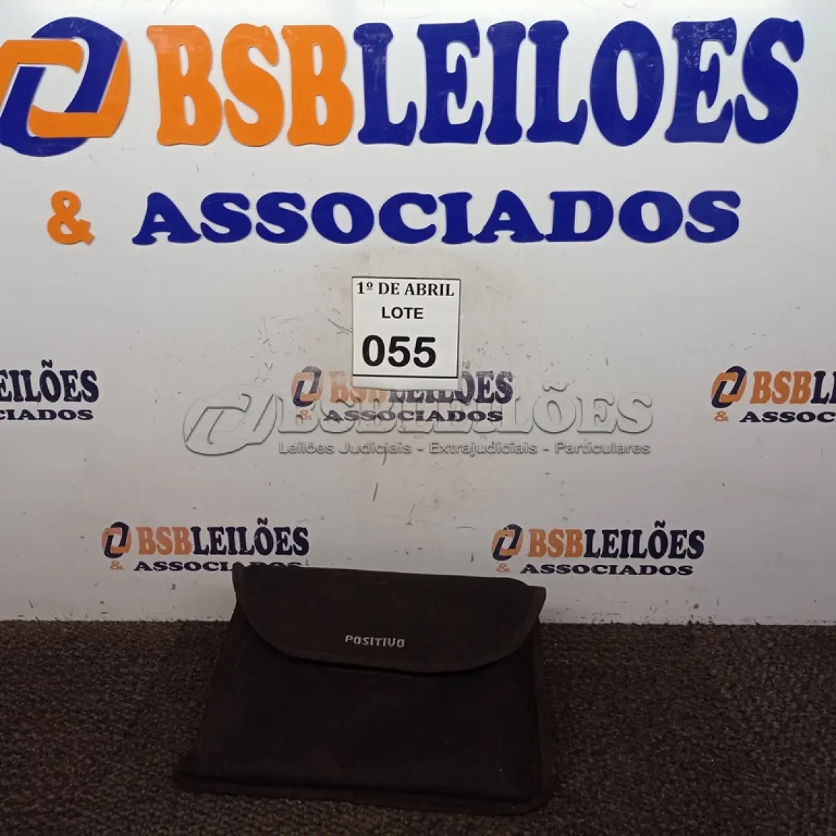 LOTE 055 - 01 TABLET POSITIVO COM BOLSA. (NO ESTADO) ATENÇÃO! FAZER A VISITAÇÃO ANTES DE ARREMATAR, NÃO SABEMOS SE FUNCIONA. LEILÃO NÃO TEM GARANTIA E NEM DEVOLUÇÃO, SUJEITO A POSSÍVEIS AVARIAS VISÍVEIS/OCULTAS E/OU AUSÊNCIA DE COMPONENTES.