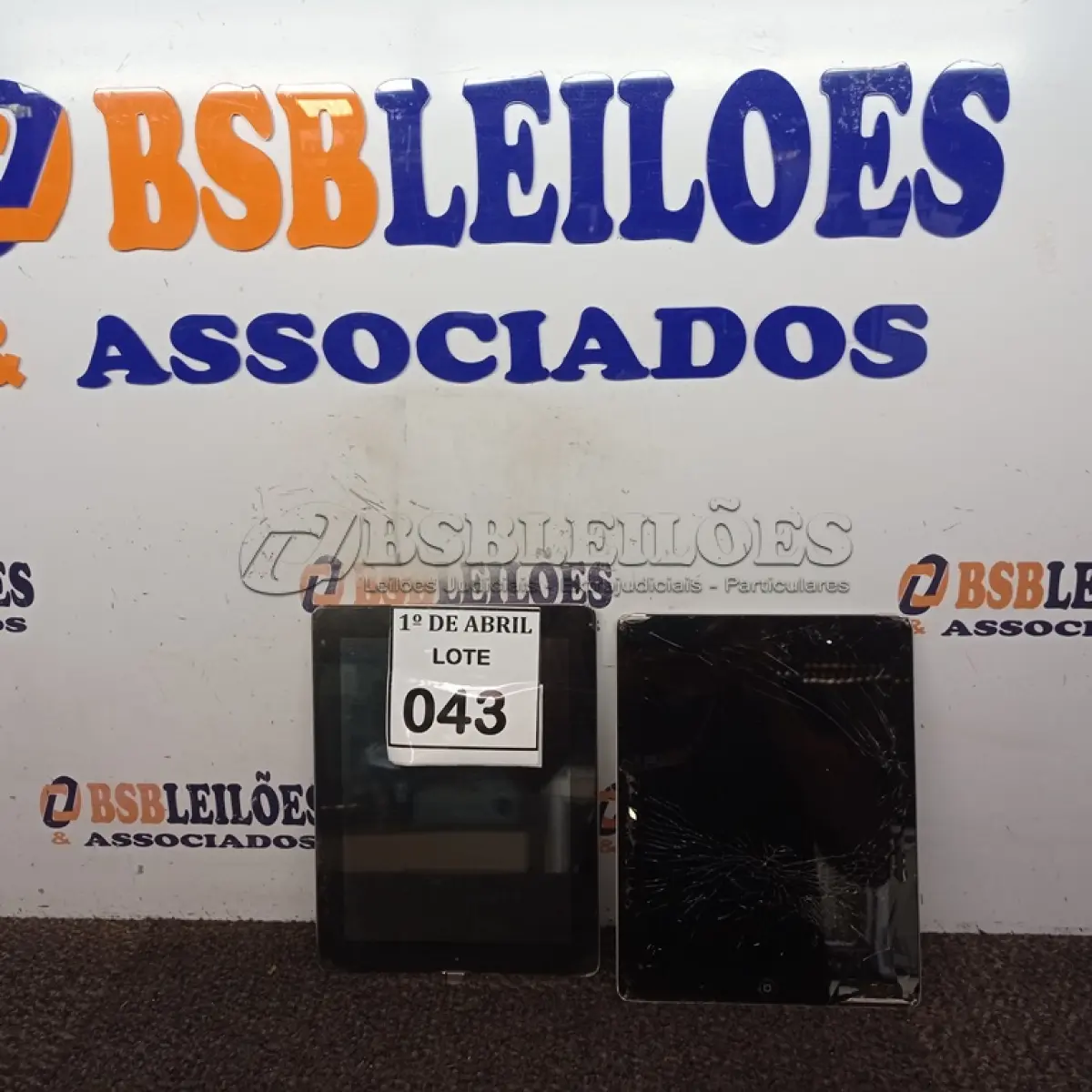 LOTE 043 - 02 IPAD’S 16GB. (NO ESTADO) ATENÇÃO! FAZER A VISITAÇÃO ANTES DE ARREMATAR, NÃO SABEMOS SE FUNCIONA. LEILÃO NÃO TEM GARANTIA E NEM DEVOLUÇÃO, SUJEITO A POSSÍVEIS AVARIAS VISÍVEIS/OCULTAS E/OU AUSÊNCIA DE COMPONENTES.