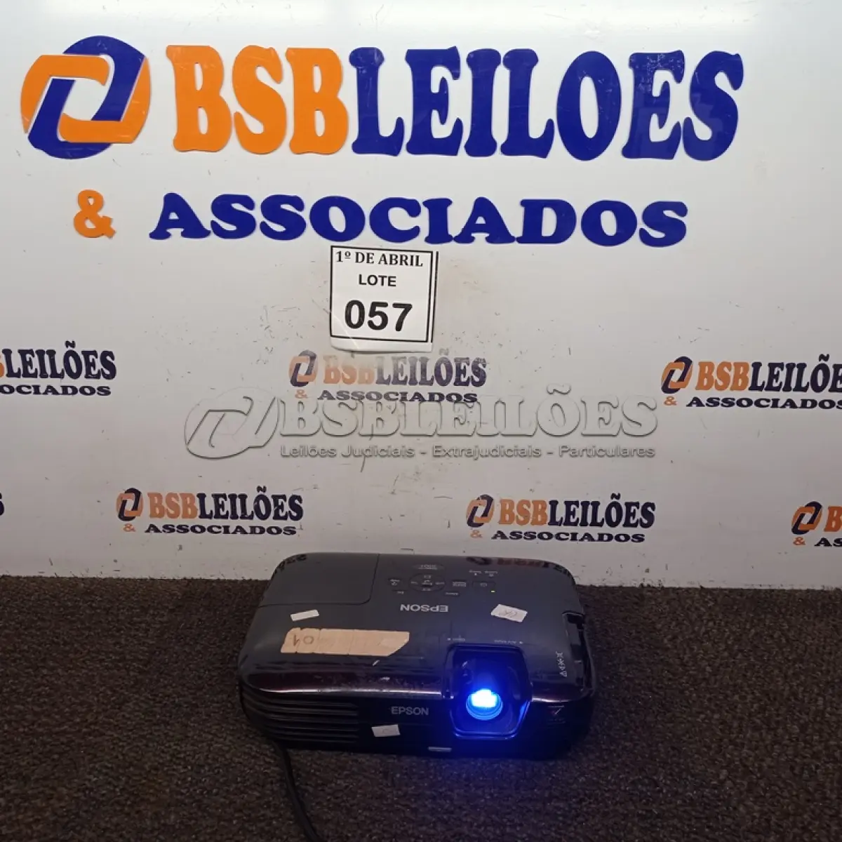 LOTE 057 - 01 PROJETOR EPSON. (NO ESTADO) ATENÇÃO! FAZER A VISITAÇÃO ANTES DE ARREMATAR, NÃO SABEMOS SE FUNCIONA. LEILÃO NÃO TEM GARANTIA E NEM DEVOLUÇÃO, SUJEITO A POSSÍVEIS AVARIAS VISÍVEIS/OCULTAS E/OU AUSÊNCIA DE COMPONENTES.