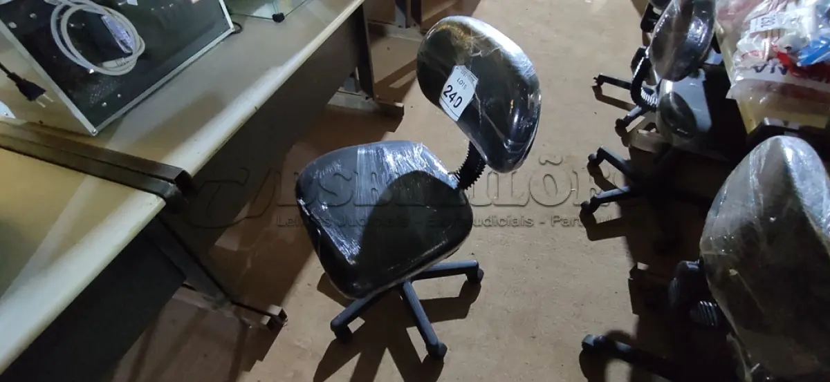 LOTE 240 - 01 CADEIRA PARA ESCRITÓRIO. (NO ESTADO) ATENÇÃO! FAZER A VISITAÇÃO ANTES DE ARREMATAR, NÃO SABEMOS SE FUNCIONA. LEILÃO NÃO TEM GARANTIA E NEM DEVOLUÇÃO, SUJEITO A POSSÍVEIS AVARIAS VISÍVEIS/OCULTAS E/OU AUSÊNCIA DE COMPONENTES.