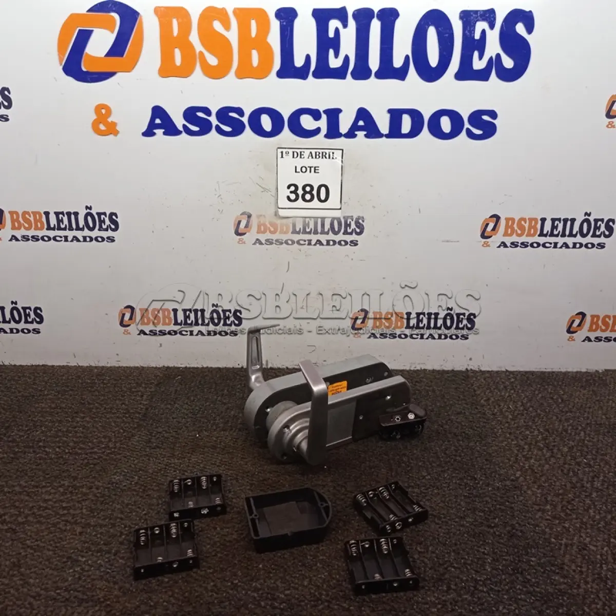LOTE 380 - 01 FECHADURA ELETRÔNICA E DIGITAL. (NO ESTADO) ATENÇÃO! FAZER A VISITAÇÃO ANTES DE ARREMATAR, NÃO SABEMOS SE FUNCIONA. LEILÃO NÃO TEM GARANTIA E NEM DEVOLUÇÃO, SUJEITO A POSSÍVEIS AVARIAS VISÍVEIS/OCULTAS E/OU AUSÊNCIA DE COMPONENTES.
