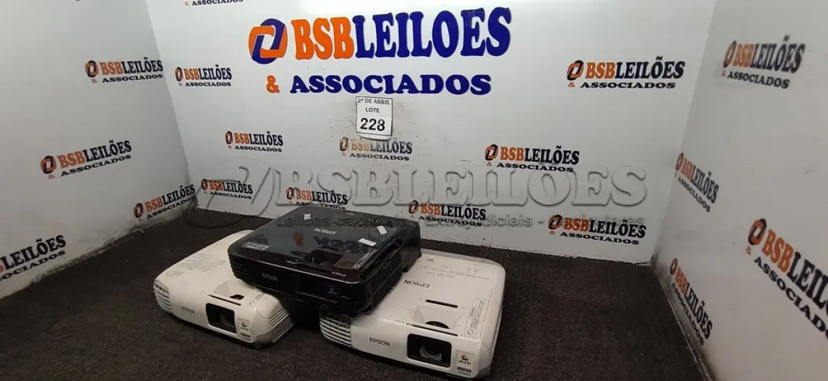 LOTE 228 - 03 PROJETORES EPSON. (NO ESTADO) ATENÇÃO! FAZER A VISITAÇÃO ANTES DE ARREMATAR, NÃO SABEMOS SE FUNCIONA. LEILÃO NÃO TEM GARANTIA E NEM DEVOLUÇÃO, SUJEITO A POSSÍVEIS AVARIAS VISÍVEIS/OCULTAS E/OU AUSÊNCIA DE COMPONENTES.
