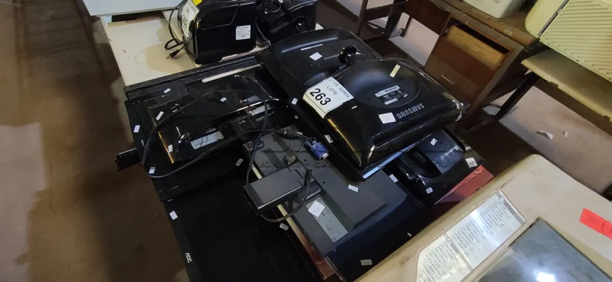 LOTE 263 - 09 MONITORES DIVERSOS. (NO ESTADO) ATENÇÃO! FAZER A VISITAÇÃO ANTES DE ARREMATAR, NÃO SABEMOS SE FUNCIONA. LEILÃO NÃO TEM GARANTIA E NEM DEVOLUÇÃO, SUJEITO A POSSÍVEIS AVARIAS VISÍVEIS/OCULTAS E/OU AUSÊNCIA DE COMPONENTES.