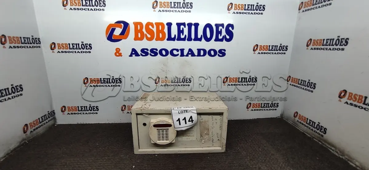 LOTE 114 - 01 COFRE PEQUENO DIGITAL. (NO ESTADO) ATENÇÃO! FAZER A VISITAÇÃO ANTES DE ARREMATAR, NÃO SABEMOS SE FUNCIONA. LEILÃO NÃO TEM GARANTIA E NEM DEVOLUÇÃO, SUJEITO A POSSÍVEIS AVARIAS VISÍVEIS/OCULTAS E/OU AUSÊNCIA DE COMPONENTES.