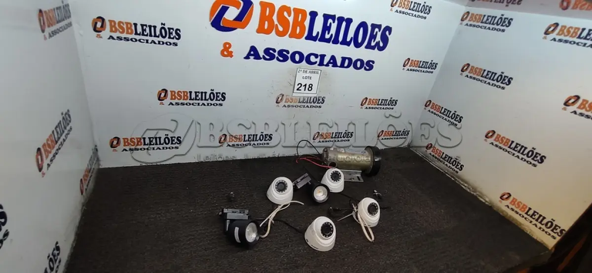 LOTE 218 - 01 MOTOR DE ESTEIRA 180W 220V, 04 CÂMERAS INTELBRAS VHD/010 E 02 LUMINÁRIAS DE JARDIM 220V. (NO ESTADO) ATENÇÃO! FAZER A VISITAÇÃO ANTES DE ARREMATAR, NÃO SABEMOS SE FUNCIONA. LEILÃO NÃO TEM GARANTIA E NEM DEVOLUÇÃO, SUJEITO A POSSÍVEIS AVARIAS VISÍVEIS/OCULTAS E/OU AUSÊNCIA DE COMPONENTES.