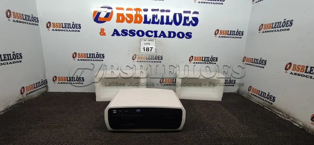 LOTE 187 - 01 PROJETOR BLITZWOIF LED MODELO BW-VP6 1080P. (NO ESTADO) ATENÇÃO! FAZER A VISITAÇÃO ANTES DE ARREMATAR, NÃO SABEMOS SE FUNCIONA. LEILÃO NÃO TEM GARANTIA E NEM DEVOLUÇÃO, SUJEITO A POSSÍVEIS AVARIAS VISÍVEIS/OCULTAS E/OU AUSÊNCIA DE COMPONENTES.