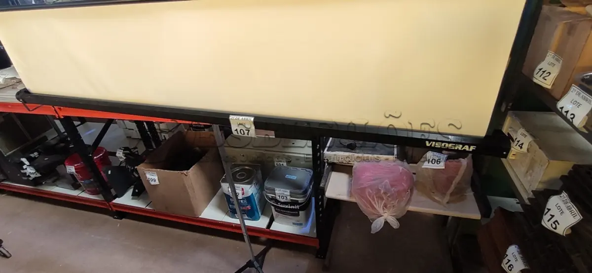 LOTE 107 - 01 TELA PARA PROJEÇÃO. (NO ESTADO) ATENÇÃO! FAZER A VISITAÇÃO ANTES DE ARREMATAR, NÃO SABEMOS SE FUNCIONA. LEILÃO NÃO TEM GARANTIA E NEM DEVOLUÇÃO, SUJEITO A POSSÍVEIS AVARIAS VISÍVEIS/OCULTAS E/OU AUSÊNCIA DE COMPONENTES.