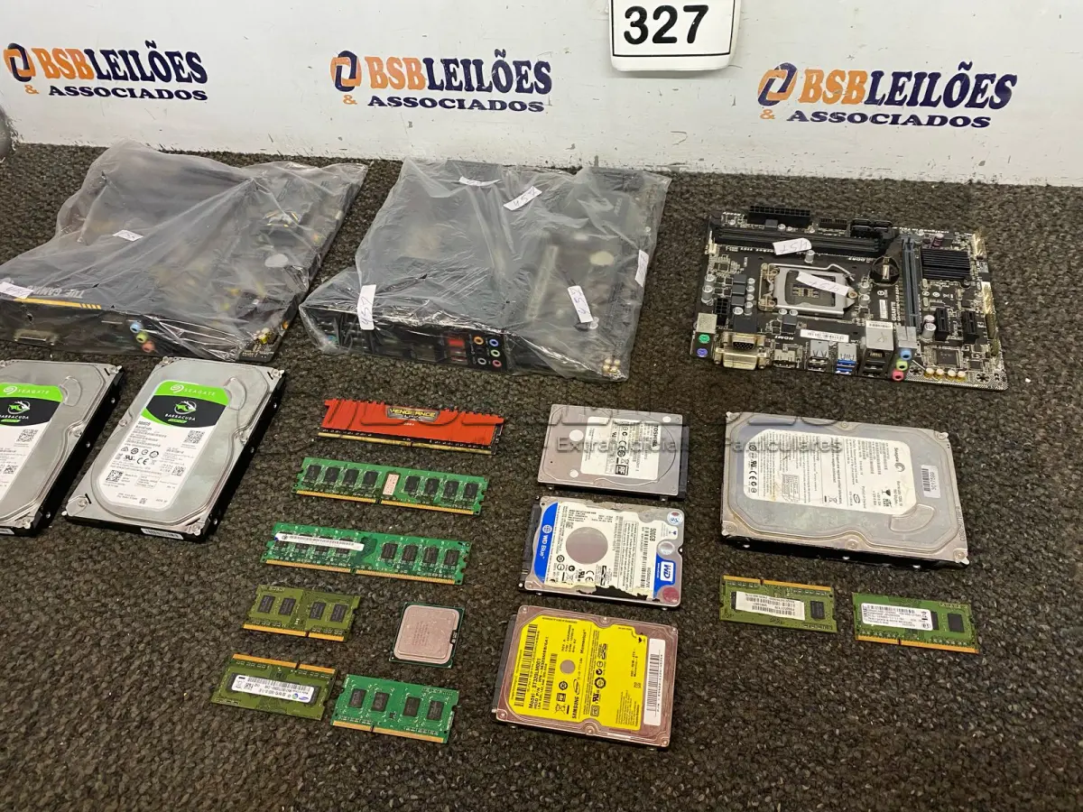 LOTE 327 - 03 PLACAS MÃES, HDS DIVERSOS E MEMORIAS DIVERSAS. (NO ESTADO) ATENÇÃO! FAZER A VISITAÇÃO ANTES DE ARREMATAR, NÃO SABEMOS SE FUNCIONA. LEILÃO NÃO TEM GARANTIA E NEM DEVOLUÇÃO, SUJEITO A POSSÍVEIS AVARIAS VISÍVEIS/OCULTAS E/OU AUSÊNCIA DE COMPONENTES.