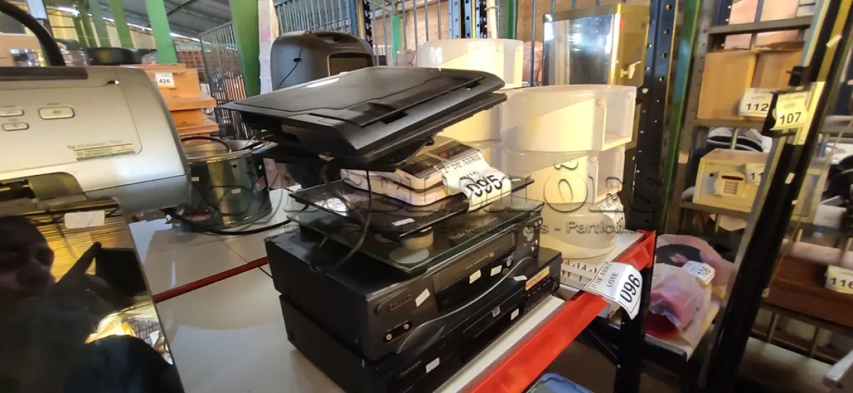 LOTE 095 - 01 LOTE COM VHS, DVD, BALANÇAS E SUPORTES DE VENTILAÇÃO PARA NOTEBOOKS.  (NO ESTADO) ATENÇÃO! FAZER A VISITAÇÃO ANTES DE ARREMATAR, NÃO SABEMOS SE FUNCIONA. LEILÃO NÃO TEM GARANTIA E NEM DEVOLUÇÃO, SUJEITO A POSSÍVEIS AVARIAS VISÍVEIS/OCULTAS E/OU AUSÊNCIA DE COMPONENTES.