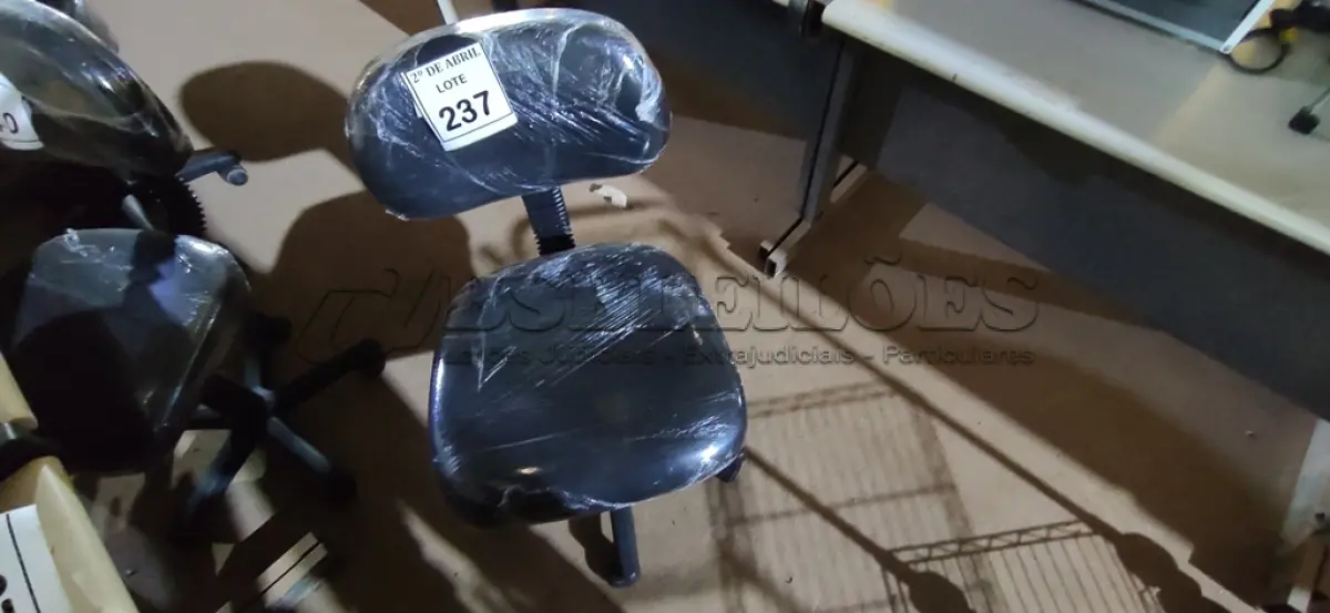 LOTE 237 - 01 CADEIRA PARA ESCRITÓRIO. (NO ESTADO) ATENÇÃO! FAZER A VISITAÇÃO ANTES DE ARREMATAR, NÃO SABEMOS SE FUNCIONA. LEILÃO NÃO TEM GARANTIA E NEM DEVOLUÇÃO, SUJEITO A POSSÍVEIS AVARIAS VISÍVEIS/OCULTAS E/OU AUSÊNCIA DE COMPONENTES.