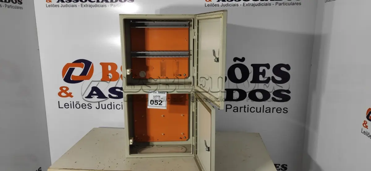 LOTE 052 - 02 QUADROS ELÉTRICOS. (NO ESTADO) ATENÇÃO! FAZER A VISITAÇÃO ANTES DE ARREMATAR, NÃO SABEMOS SE FUNCIONA. LEILÃO NÃO TEM GARANTIA E NEM DEVOLUÇÃO, SUJEITO A POSSÍVEIS AVARIAS VISÍVEIS/OCULTAS E/OU AUSÊNCIA DE COMPONENTES.