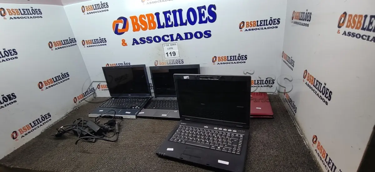 LOTE 119 - 04 NOTEBOOKS MARCAS E MODELOS DIVERSOS. (NO ESTADO) ATENÇÃO! FAZER A VISITAÇÃO ANTES DE ARREMATAR, NÃO SABEMOS SE FUNCIONA. LEILÃO NÃO TEM GARANTIA E NEM DEVOLUÇÃO, SUJEITO A POSSÍVEIS AVARIAS VISÍVEIS/OCULTAS E/OU AUSÊNCIA DE COMPONENTES.