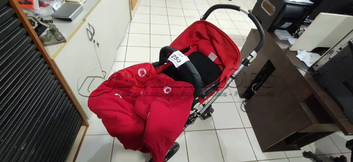 LOTE 250 - 01 CARRINHO DE BEBÊ NA COR VERMELHO.  (NO ESTADO) ATENÇÃO! FAZER A VISITAÇÃO ANTES DE ARREMATAR, NÃO SABEMOS SE FUNCIONA. LEILÃO NÃO TEM GARANTIA E NEM DEVOLUÇÃO, SUJEITO A POSSÍVEIS AVARIAS VISÍVEIS/OCULTAS E/OU AUSÊNCIA DE COMPONENTES.