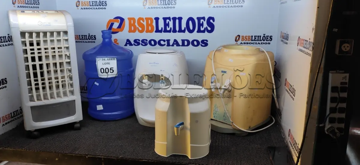 LOTE 005 - 03 BEBEDOUROS TIPO GARRAFÃO E 01 CLIMATIZADOR. (NO ESTADO) ATENÇÃO! FAZER A VISITAÇÃO ANTES DE ARREMATAR, NÃO SABEMOS SE FUNCIONA. LEILÃO NÃO TEM GARANTIA E NEM DEVOLUÇÃO, SUJEITO A POSSÍVEIS AVARIAS VISÍVEIS/OCULTAS E/OU AUSÊNCIA DE COMPONENTES.