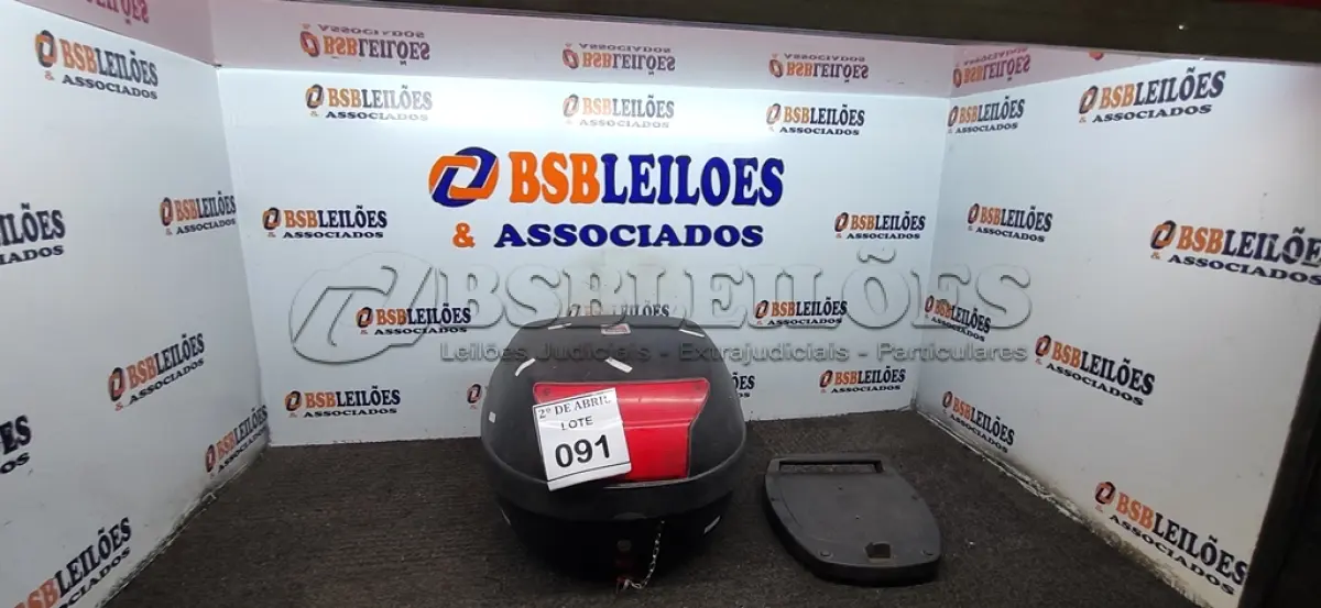 LOTE 091 - 01 BAÚ PARA MOTO MARCA GIVI. (NO ESTADO) ATENÇÃO! FAZER A VISITAÇÃO ANTES DE ARREMATAR, NÃO SABEMOS SE FUNCIONA. LEILÃO NÃO TEM GARANTIA E NEM DEVOLUÇÃO, SUJEITO A POSSÍVEIS AVARIAS VISÍVEIS/OCULTAS E/OU AUSÊNCIA DE COMPONENTES.