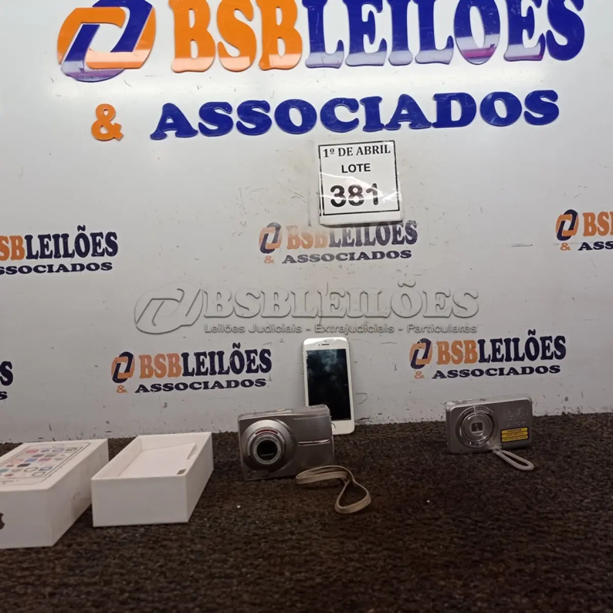 LOTE 381 - 01 CÂMERA DIGITAI SONY, 01 CÂMERA DIGITAL KODAK E 01 APARELHO CELULAR IPHONE 5 MODELOS A1457.  (NO ESTADO) ATENÇÃO! FAZER A VISITAÇÃO ANTES DE ARREMATAR, NÃO SABEMOS SE FUNCIONA. LEILÃO NÃO TEM GARANTIA E NEM DEVOLUÇÃO, SUJEITO A POSSÍVEIS AVARIAS VISÍVEIS/OCULTAS E/OU AUSÊNCIA DE COMPONENTES.