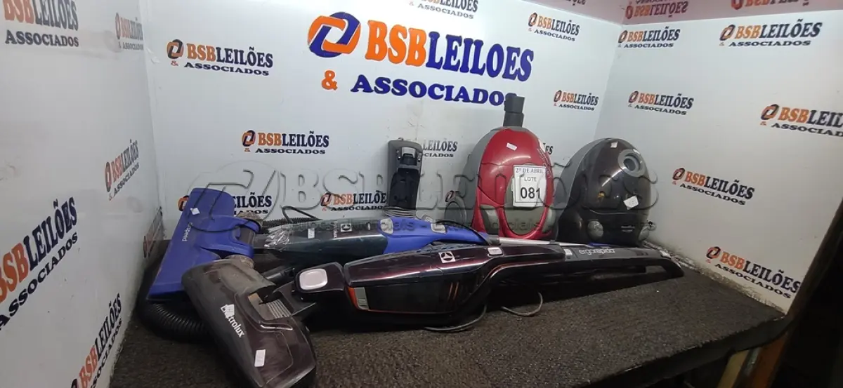 LOTE 081 - 04 ASPIRADORES DE PÓ DIVERSOS. (NO ESTADO) ATENÇÃO! FAZER A VISITAÇÃO ANTES DE ARREMATAR, NÃO SABEMOS SE FUNCIONA. LEILÃO NÃO TEM GARANTIA E NEM DEVOLUÇÃO, SUJEITO A POSSÍVEIS AVARIAS VISÍVEIS/OCULTAS E/OU AUSÊNCIA DE COMPONENTES.