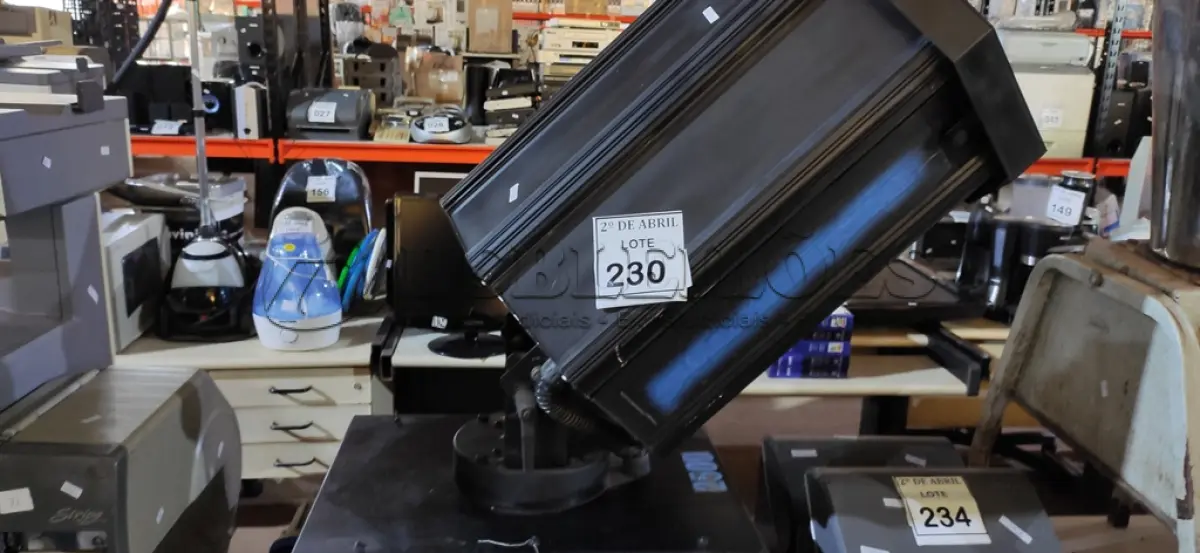 LOTE 230 - 01 CANHÃO DE LUX FAL SKY LINER. (NO ESTADO) ATENÇÃO! FAZER A VISITAÇÃO ANTES DE ARREMATAR, NÃO SABEMOS SE FUNCIONA. LEILÃO NÃO TEM GARANTIA E NEM DEVOLUÇÃO, SUJEITO A POSSÍVEIS AVARIAS VISÍVEIS/OCULTAS E/OU AUSÊNCIA DE COMPONENTES.
