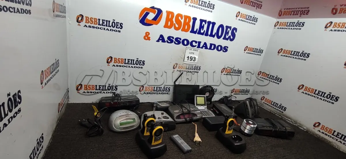 LOTE 193 - 01 LOTE COM RÁDIOS RELÓGIOS E RÁDIOS. (NO ESTADO) ATENÇÃO! FAZER A VISITAÇÃO ANTES DE ARREMATAR, NÃO SABEMOS SE FUNCIONA. LEILÃO NÃO TEM GARANTIA E NEM DEVOLUÇÃO, SUJEITO A POSSÍVEIS AVARIAS VISÍVEIS/OCULTAS E/OU AUSÊNCIA DE COMPONENTES.