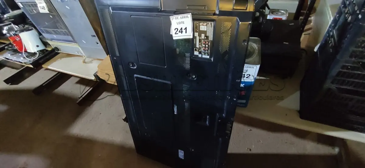 LOTE 241 - 01 TV LG 60”COM AVARIAS. (NO ESTADO) ATENÇÃO! FAZER A VISITAÇÃO ANTES DE ARREMATAR, NÃO SABEMOS SE FUNCIONA. LEILÃO NÃO TEM GARANTIA E NEM DEVOLUÇÃO, SUJEITO A POSSÍVEIS AVARIAS VISÍVEIS/OCULTAS E/OU AUSÊNCIA DE COMPONENTES.