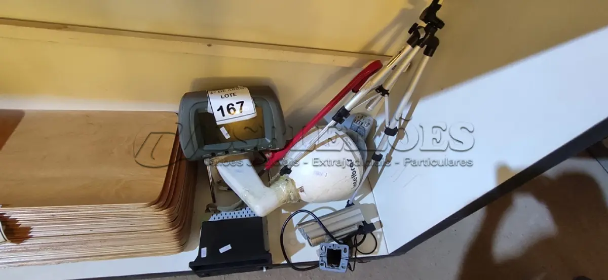 LOTE 167 - 01 LOTE COM ENCOSTO DE CABEÇA COM TELA, CÂMERA DOME, RADIO ALTO MOTIVO TRIPE PARA CÂMERA E TRAVA DE VOLANTE. (NO ESTADO) ATENÇÃO! FAZER A VISITAÇÃO ANTES DE ARREMATAR, NÃO SABEMOS SE FUNCIONA. LEILÃO NÃO TEM GARANTIA E NEM DEVOLUÇÃO, SUJEITO A POSSÍVEIS AVARIAS VISÍVEIS/OCULTAS E/OU AUSÊNCIA DE COMPONENTES.