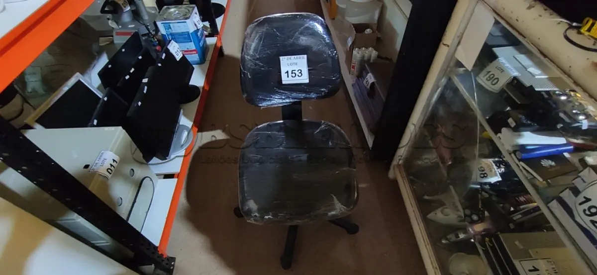 LOTE 153 - 01 CADEIRA PARA ESCRITÓRIO. (NO ESTADO) ATENÇÃO! FAZER A VISITAÇÃO ANTES DE ARREMATAR, NÃO SABEMOS SE FUNCIONA. LEILÃO NÃO TEM GARANTIA E NEM DEVOLUÇÃO, SUJEITO A POSSÍVEIS AVARIAS VISÍVEIS/OCULTAS E/OU AUSÊNCIA DE COMPONENTES.