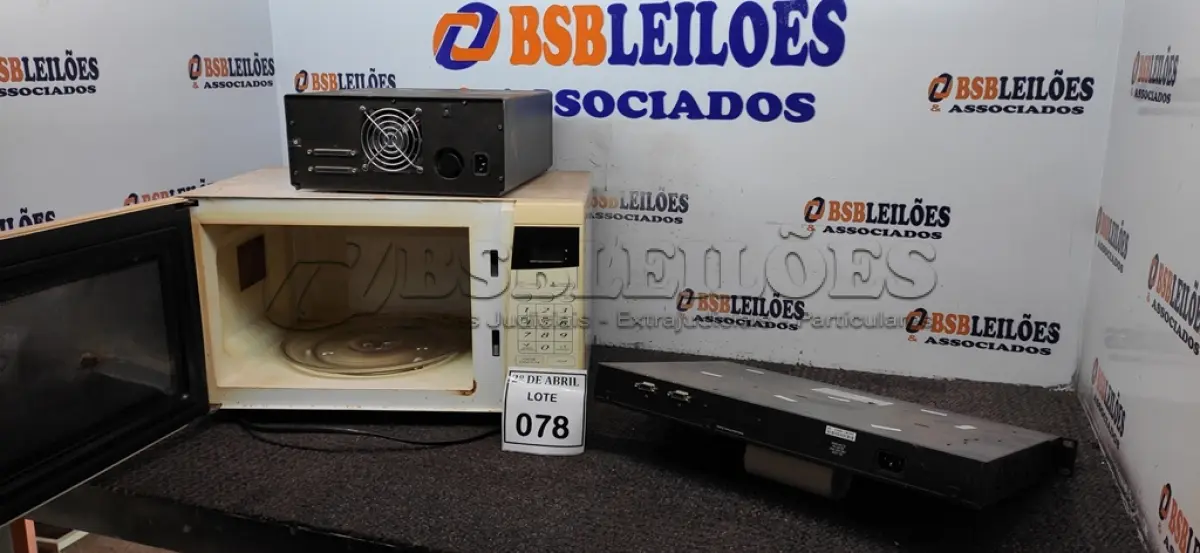 LOTE 078 - 01 MICRO-ONDAS PANASONIC, 01 SWITCH E 01 APARELHO IBM. (NO ESTADO) ATENÇÃO! FAZER A VISITAÇÃO ANTES DE ARREMATAR, NÃO SABEMOS SE FUNCIONA. LEILÃO NÃO TEM GARANTIA E NEM DEVOLUÇÃO, SUJEITO A POSSÍVEIS AVARIAS VISÍVEIS/OCULTAS E/OU AUSÊNCIA DE COMPONENTES.