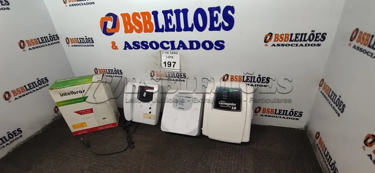 LOTE 197 - 01 PORTEIRO ELETRÔNICO E 01 FONTE PARA CERCA ELÉTRICA. (NO ESTADO) ATENÇÃO! FAZER A VISITAÇÃO ANTES DE ARREMATAR, NÃO SABEMOS SE FUNCIONA. LEILÃO NÃO TEM GARANTIA E NEM DEVOLUÇÃO, SUJEITO A POSSÍVEIS AVARIAS VISÍVEIS/OCULTAS E/OU AUSÊNCIA DE COMPONENTES.