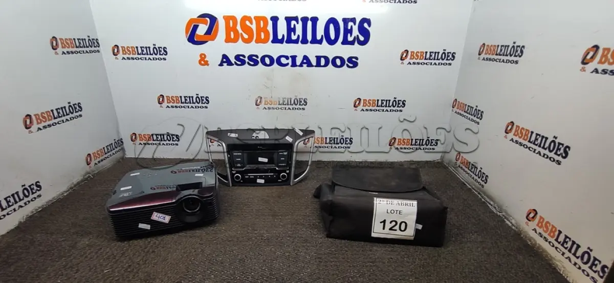 LOTE 120 - 01 PROJETOR E 01 SOM AUTOMOTIVO DA HYUNDAI. (NO ESTADO) ATENÇÃO! FAZER A VISITAÇÃO ANTES DE ARREMATAR, NÃO SABEMOS SE FUNCIONA. LEILÃO NÃO TEM GARANTIA E NEM DEVOLUÇÃO, SUJEITO A POSSÍVEIS AVARIAS VISÍVEIS/OCULTAS E/OU AUSÊNCIA DE COMPONENTES.