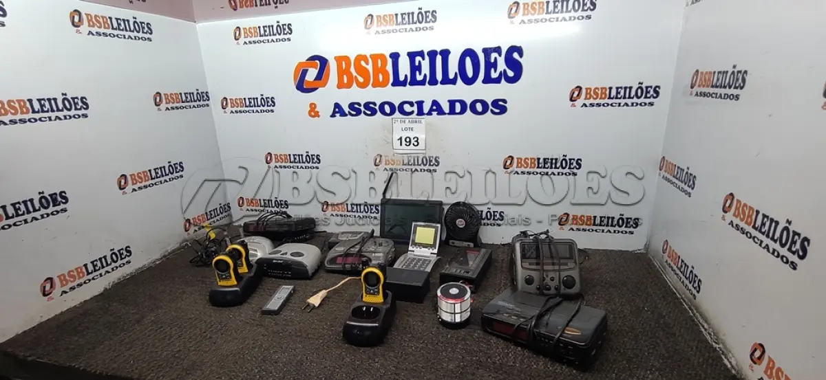 LOTE 193 - 01 LOTE COM RÁDIOS RELÓGIOS E RÁDIOS. (NO ESTADO) ATENÇÃO! FAZER A VISITAÇÃO ANTES DE ARREMATAR, NÃO SABEMOS SE FUNCIONA. LEILÃO NÃO TEM GARANTIA E NEM DEVOLUÇÃO, SUJEITO A POSSÍVEIS AVARIAS VISÍVEIS/OCULTAS E/OU AUSÊNCIA DE COMPONENTES.