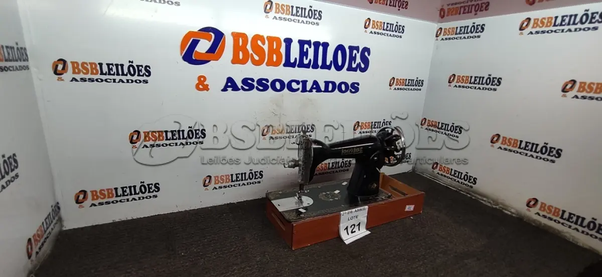 LOTE 121 - 01 MÁQUINA DE COSTURA LONG LIFE MANUAL. (NO ESTADO) ATENÇÃO! FAZER A VISITAÇÃO ANTES DE ARREMATAR, NÃO SABEMOS SE FUNCIONA. LEILÃO NÃO TEM GARANTIA E NEM DEVOLUÇÃO, SUJEITO A POSSÍVEIS AVARIAS VISÍVEIS/OCULTAS E/OU AUSÊNCIA DE COMPONENTES.