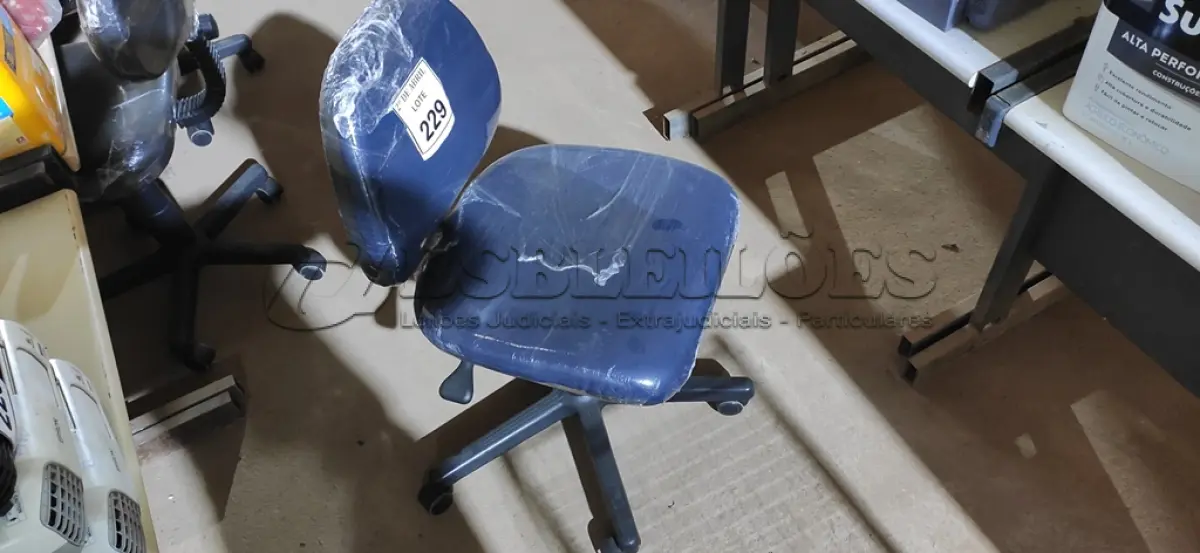LOTE 229 - 01 CADEIRA PARA ESCRITÓRIO. (NO ESTADO) ATENÇÃO! FAZER A VISITAÇÃO ANTES DE ARREMATAR, NÃO SABEMOS SE FUNCIONA. LEILÃO NÃO TEM GARANTIA E NEM DEVOLUÇÃO, SUJEITO A POSSÍVEIS AVARIAS VISÍVEIS/OCULTAS E/OU AUSÊNCIA DE COMPONENTES.