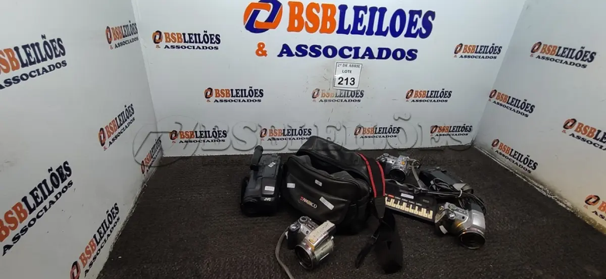 LOTE 213 - 03 CÂMERAS DIGITAIS SONY E 01 FILMADORA JVC. (NO ESTADO) ATENÇÃO! FAZER A VISITAÇÃO ANTES DE ARREMATAR, NÃO SABEMOS SE FUNCIONA. LEILÃO NÃO TEM GARANTIA E NEM DEVOLUÇÃO, SUJEITO A POSSÍVEIS AVARIAS VISÍVEIS/OCULTAS E/OU AUSÊNCIA DE COMPONENTES.