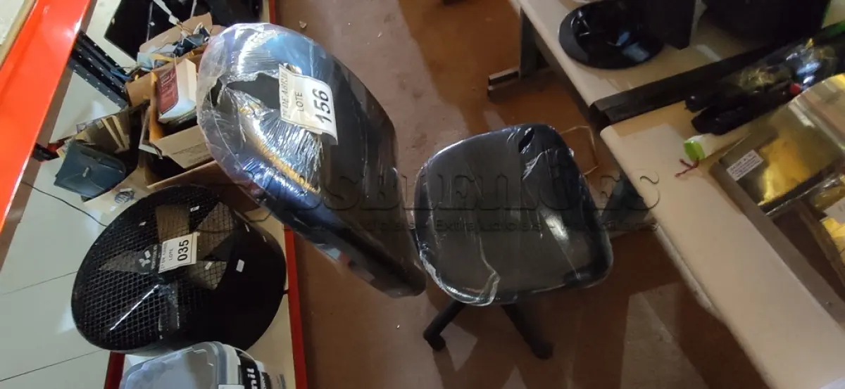 LOTE 156 - 01 CADEIRA PARA ESCRITÓRIO. (NO ESTADO) ATENÇÃO! FAZER A VISITAÇÃO ANTES DE ARREMATAR, NÃO SABEMOS SE FUNCIONA. LEILÃO NÃO TEM GARANTIA E NEM DEVOLUÇÃO, SUJEITO A POSSÍVEIS AVARIAS VISÍVEIS/OCULTAS E/OU AUSÊNCIA DE COMPONENTES.