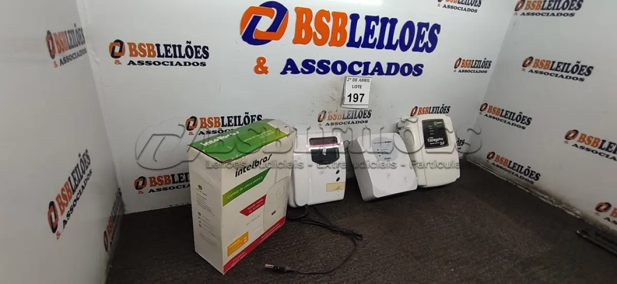 LOTE 197 - 01 PORTEIRO ELETRÔNICO E 01 FONTE PARA CERCA ELÉTRICA. (NO ESTADO) ATENÇÃO! FAZER A VISITAÇÃO ANTES DE ARREMATAR, NÃO SABEMOS SE FUNCIONA. LEILÃO NÃO TEM GARANTIA E NEM DEVOLUÇÃO, SUJEITO A POSSÍVEIS AVARIAS VISÍVEIS/OCULTAS E/OU AUSÊNCIA DE COMPONENTES.