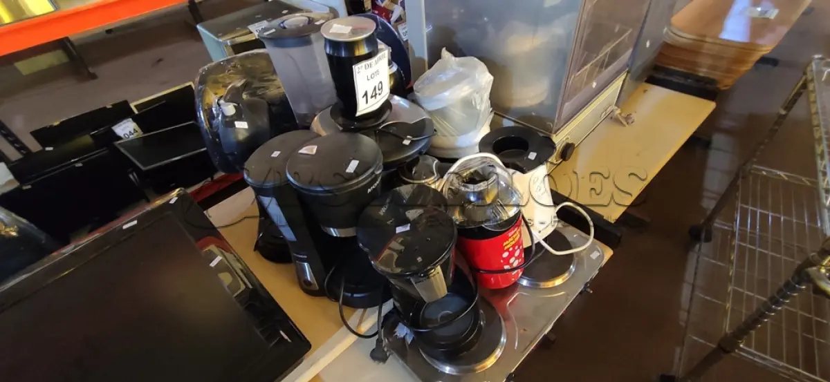 LOTE 149 - 01 LOTE COM CAFETEIRA, BATEDEIRA, MULTI PROCESSADOR, PIPOQUEIRA E LIQUIDIFICADOR. (NO ESTADO) ATENÇÃO! FAZER A VISITAÇÃO ANTES DE ARREMATAR, NÃO SABEMOS SE FUNCIONA. LEILÃO NÃO TEM GARANTIA E NEM DEVOLUÇÃO, SUJEITO A POSSÍVEIS AVARIAS VISÍVEIS/OCULTAS E/OU AUSÊNCIA DE COMPONENTES.