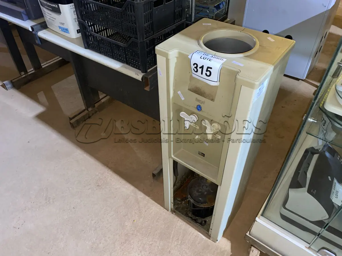 LOTE 315 - 01 BEBEDOURO TIPO GARRAFÃO. (NO ESTADO) ATENÇÃO! FAZER A VISITAÇÃO ANTES DE ARREMATAR, NÃO SABEMOS SE FUNCIONA. LEILÃO NÃO TEM GARANTIA E NEM DEVOLUÇÃO, SUJEITO A POSSÍVEIS AVARIAS VISÍVEIS/OCULTAS E/OU AUSÊNCIA DE COMPONENTES.