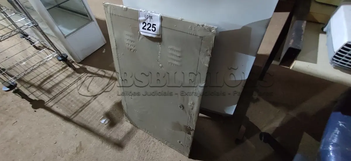 LOTE 225 - 01 QUADRO ELÉTRICO. (NO ESTADO) ATENÇÃO! FAZER A VISITAÇÃO ANTES DE ARREMATAR, NÃO SABEMOS SE FUNCIONA. LEILÃO NÃO TEM GARANTIA E NEM DEVOLUÇÃO, SUJEITO A POSSÍVEIS AVARIAS VISÍVEIS/OCULTAS E/OU AUSÊNCIA DE COMPONENTES.