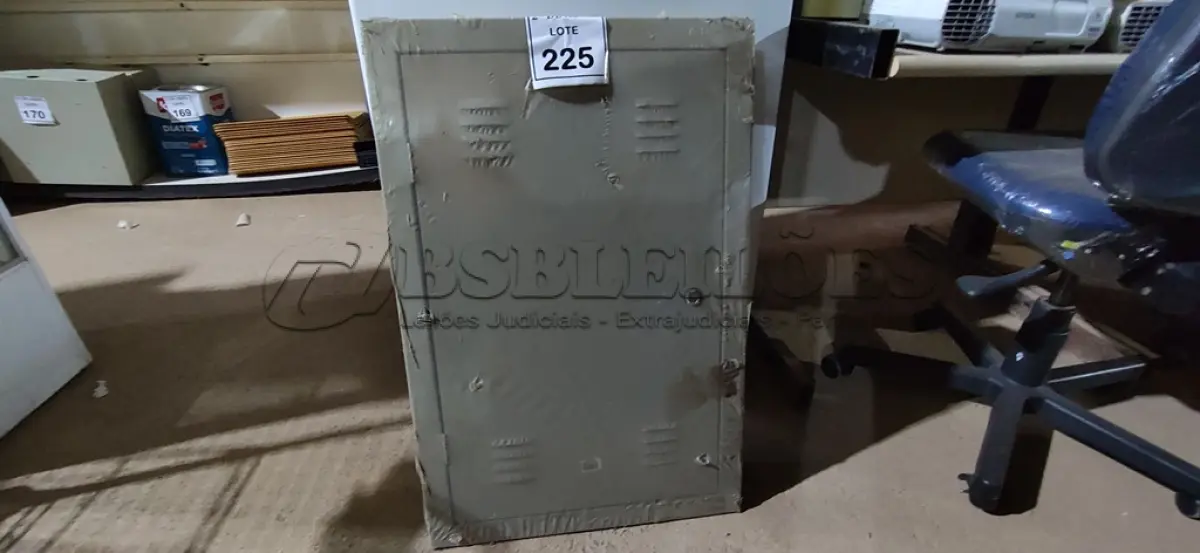 LOTE 225 - 01 QUADRO ELÉTRICO. (NO ESTADO) ATENÇÃO! FAZER A VISITAÇÃO ANTES DE ARREMATAR, NÃO SABEMOS SE FUNCIONA. LEILÃO NÃO TEM GARANTIA E NEM DEVOLUÇÃO, SUJEITO A POSSÍVEIS AVARIAS VISÍVEIS/OCULTAS E/OU AUSÊNCIA DE COMPONENTES.