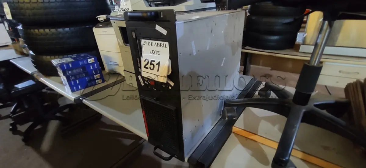 LOTE 251 - 01 SERVIDOR TRENTON SYSTEMS. (NO ESTADO) ATENÇÃO! FAZER A VISITAÇÃO ANTES DE ARREMATAR, NÃO SABEMOS SE FUNCIONA. LEILÃO NÃO TEM GARANTIA E NEM DEVOLUÇÃO, SUJEITO A POSSÍVEIS AVARIAS VISÍVEIS/OCULTAS E/OU AUSÊNCIA DE COMPONENTES. 