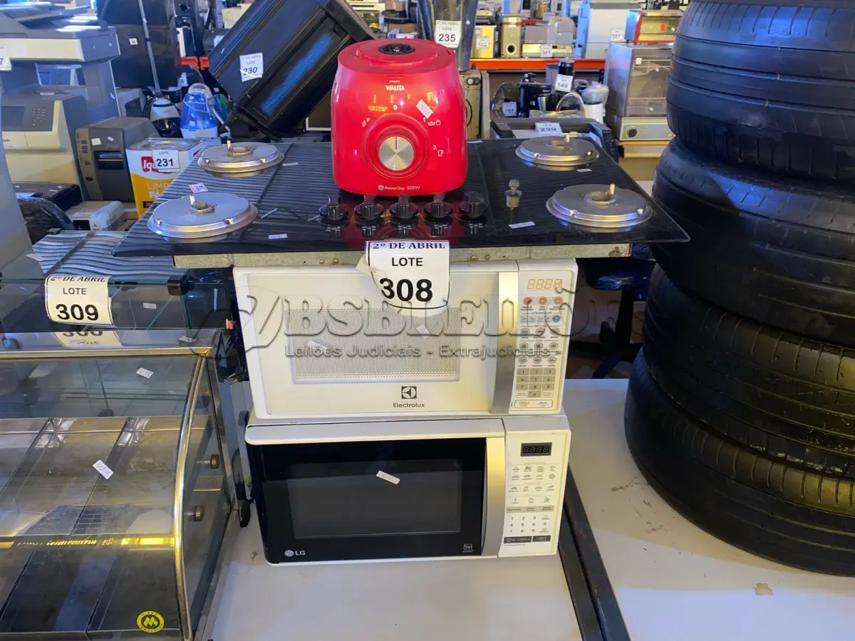 LOTE 308 - 02 MICRO-ONDAS COM PRATOS ,01 BASE DE LIQUIDIFICADOR E 01 FOGÃO INCOMPLETO. (NO ESTADO) ATENÇÃO! FAZER A VISITAÇÃO ANTES DE ARREMATAR, NÃO SABEMOS SE FUNCIONA. LEILÃO NÃO TEM GARANTIA E NEM DEVOLUÇÃO, SUJEITO A POSSÍVEIS AVARIAS VISÍVEIS/OCULTAS E/OU AUSÊNCIA DE COMPONENTES.