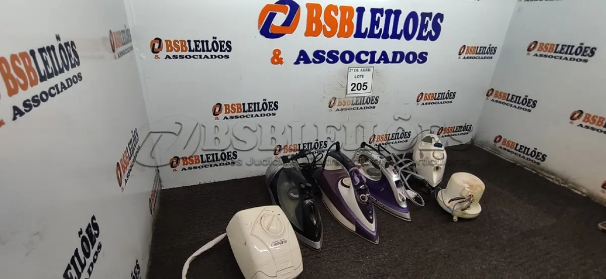 LOTE 205 - 01 LOTE COM FERROS DE PASSAR ROUPAS E CHUVEIROS ELÉTRICOS. (NO ESTADO) ATENÇÃO! FAZER A VISITAÇÃO ANTES DE ARREMATAR, NÃO SABEMOS SE FUNCIONA. LEILÃO NÃO TEM GARANTIA E NEM DEVOLUÇÃO, SUJEITO A POSSÍVEIS AVARIAS VISÍVEIS/OCULTAS E/OU AUSÊNCIA DE COMPONENTES.
